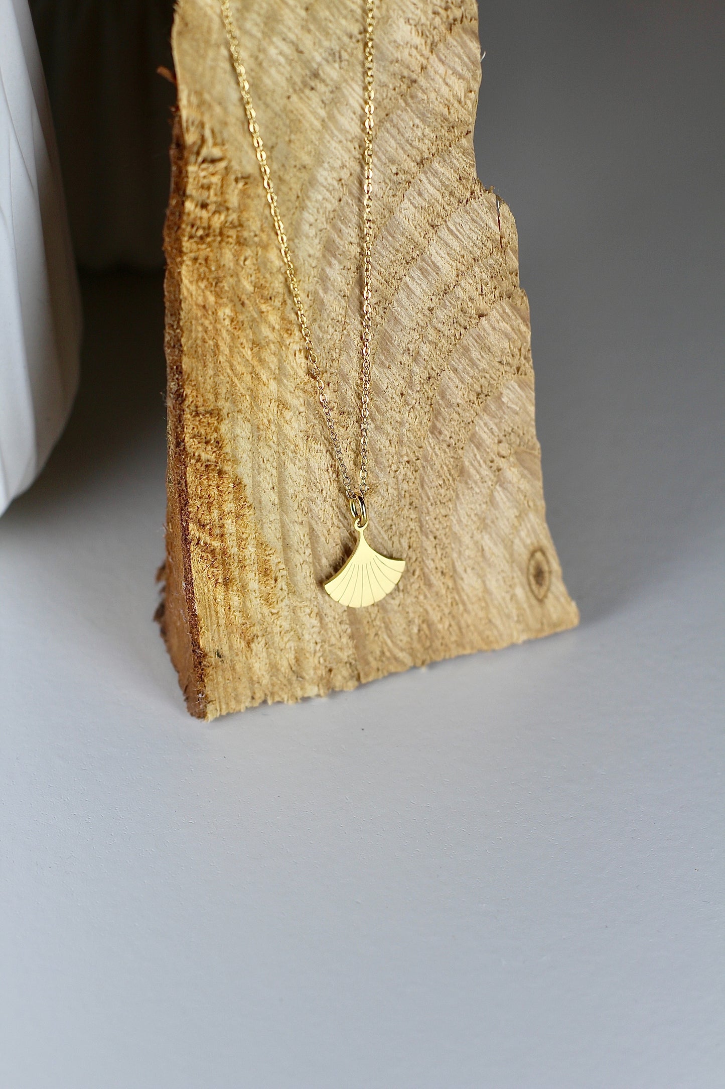 Feine Ginkgo Blatt Kette